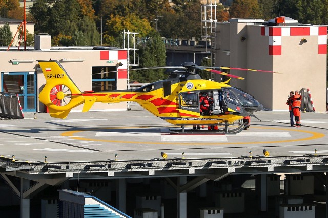 Eurocopter EC-135 P2 Lotniczego Pogotowia Ratunkowego na lądowisku na dachu szpitala w Stalowej Woli