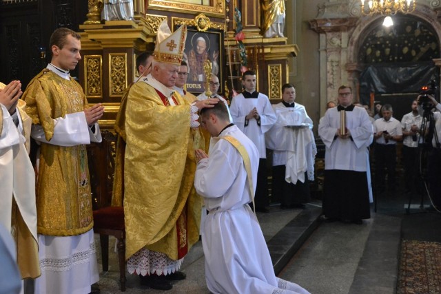 W archikatedrze w Przemyślu metropolita przemyski abp Adam Szal udzielił święceń prezbiteratu 8 diakonom Wyższego Seminarium Duchownego w Przemyślu. Nowo wyświęceni kapłani: ks. Piotr Dzierżak (Lublin, pw. św. Antoniego), ks. Mateusz Jakieła (Iwonicz), ks. Krzysztof Jasiński (Hyżne), ks. Michał Kłopot (Makowisko), ks. Damian Matusz (Przemyśl, pw. św. J. S. Pelczara), ks. Marek Matwijczak (Zamojsce), ks. Mateusz Nowak (Wańkowa), ks. Artur Ochab (Chodaczów).ZOBACZ TEŻ: Święcenia kapłańskie w katedrze w Rzeszowie [ZDJĘCIA]Zobacz także: Papież Franciszek udzielił pierwszej komunii 242 dzieciom w Bułgarii