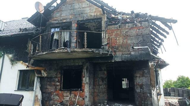 Tragedia w  Łazie pod Żarami. Czteroosobowa rodzina straciła cały dobytek w wyniku pożaru