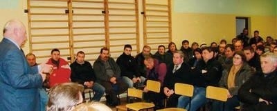 Burmistrz Jan Makowski (stoi z lewej strony) na spotkaniu z mieszkańcami Fot. Aleksander Gąciarz