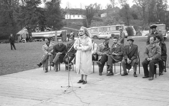 Kampania wyborcza w 1989 roku. Na jednym ze zdjęć robionych na spotkaniu w Krzczonowie przy mikrofonie stoi Ewa Michońska. - Na KUL była asystentką prof. Bendera, który w tamtych wyborach startował do Senatu jako kandydat niezależny. Nie przeszkadzało jej to zaangażować się w kampanię Komitetu Obywatelskiego "Solidarności". To ona organizowała te wszystkie wyjazdy - komentuje autor zdjęcia Przemysław Jaśkiewicz.