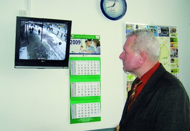 Janusz Zieliński, dyrektor SP nr 4 planuje rozbudowę systemu. Zakłada, że w przyszłym roku uda się zainstalować po 7 kamer na zewnętrz i wewnątrz szkoły