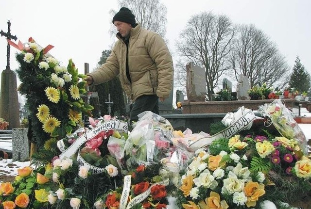 Nad grobem matki Adama Orłowskiego doszło do awantury. Ksiądz zabronił grabarzom zasypywać grób do czasu, aż mężczyzna zapłaci za to. - Byłem zdruzgotany - mówi pan Adam. - Myślałem, że zapadnę się pod ziemię ze wstydu.