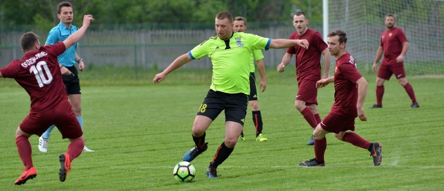 KS Dzikowiec (bordowe stroje) zrobił kolejny krok w górę ligowej tabeli piłkarskiej klasy B Rzeszów, gr. 7. W weekendowej kolejce pokonał na własnym boisku Floriana Ostrowy Tuszowskie 5:0. Był to rewanż za porażkę 3:7 w rundzie jesiennej.