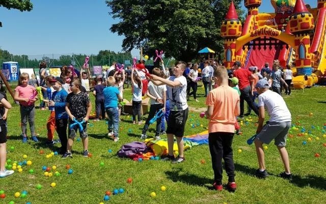 Szczepienia przeciw COVID-19 z nagrodami będą na rodzinnym pikniku w Falęcicach koło Białobrzegów. Będzie też festyn i pokazy strażackie