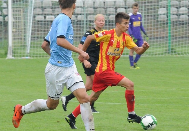 Paweł Rogula (przy piłce) strzelił gola dla Korony w Jezioranach