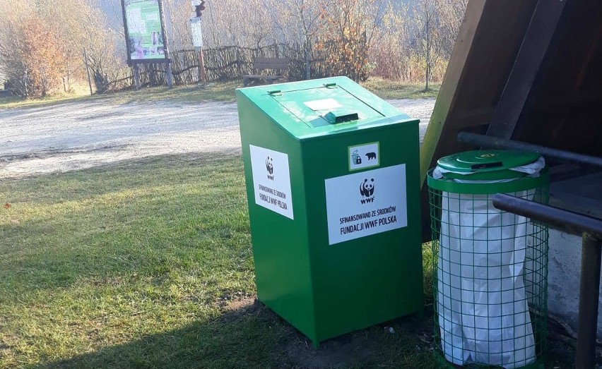 W Bieszczadach pojawiły się „niedźwiedzioodporne” kosze na odpady. Fundacja WWF Polska przekazała je gminie Lutowiska [ZDJĘCIA]