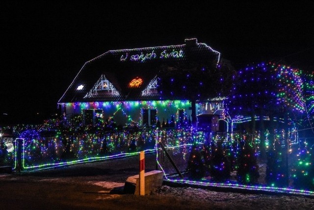 Świąteczny wystrój z amerykańskim rozmachem - to najlepsze określenie dla iluminacji, jakimi co roku ozdabiany jest jeden z domów we wsi Biezdrowo Osady.Czytaj dalej i zobacz zdjęcia --->