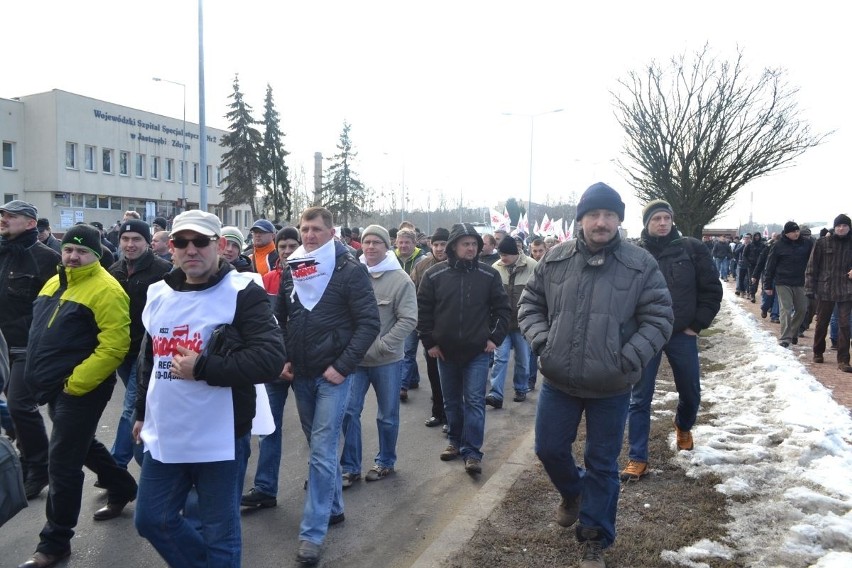 Strajk w JSW: górnicy Jas-Mos pod siedzibą spółki