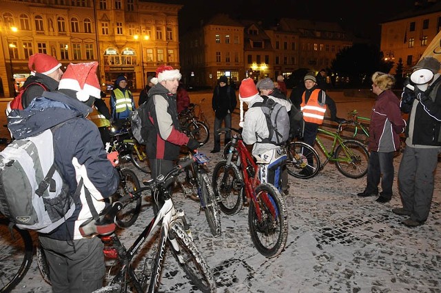 Grupa około 30 rowerzystów ożywiła dzisiaj wieczorem ulicę Gdańską. Ubrani w czapki św. Mikołaja przejechali od alei Mickiewicza aż na Stary Rynek w ramach specjalnego happeningu.