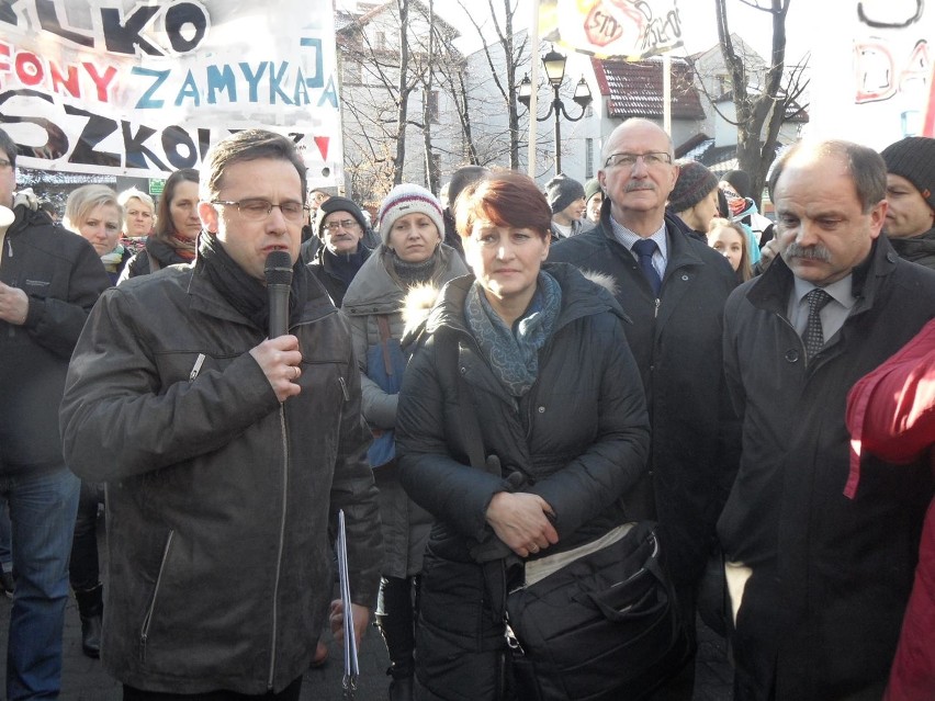 Protest przeciwko likwidacji szkół w Żywcu i Węgierskiej...