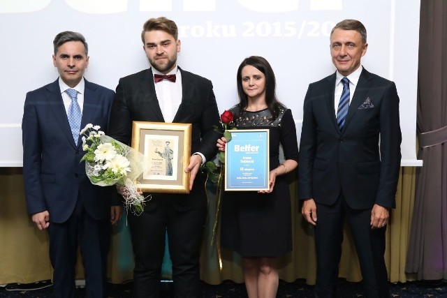 Stanisław Wróbel, redaktor naczelny Echa Dnia, Marcin Kosela, syn Anny Koseli, który w jej imieniu odbierał nagrodę, Irena Sobieraj i Jan Maćkowiak, wicemarszałek województwa świętokrzyskiego.