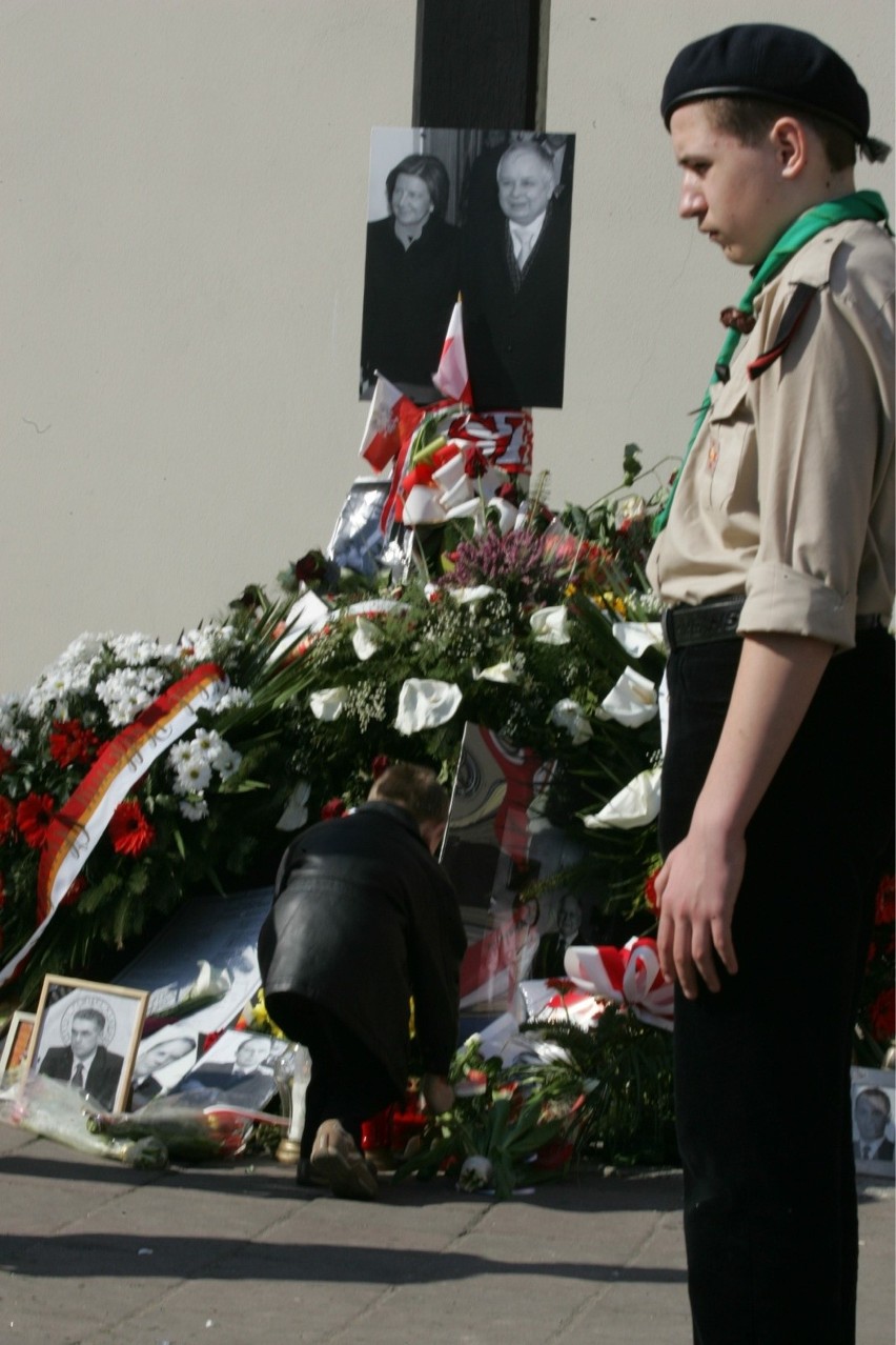 18.04.2010 krakow n/z pogrzeb lecha kaczynski na wawel...