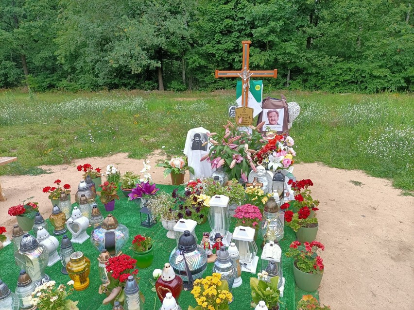Krzysztof Krawczyk będzie miał nagrobek jak Elvis Presley? Grób Krzysztofa Krawczyka w Grotnikach odwiedzają fani piosenkarza 24.07.2021