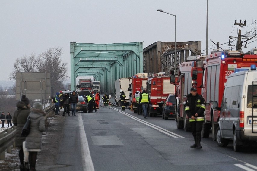 Zderzenie busa z ciężarówką na krajowej trasie w Nagnajowie. Są ranni