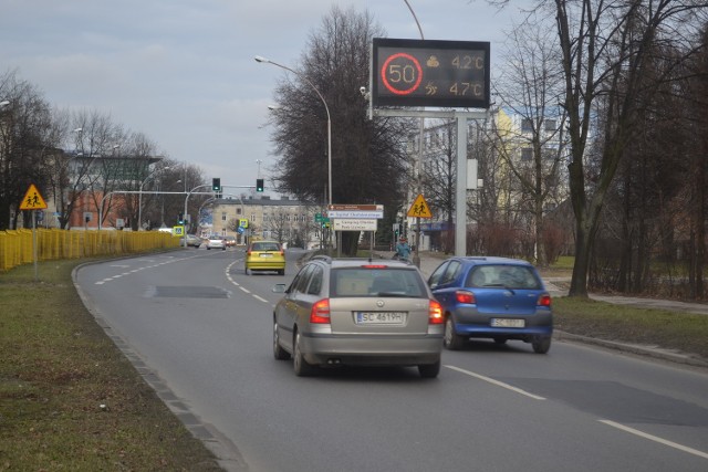 Nowa tablica na Pułaskiego informuje kierowców o warunkach atmosferycznych oraz przypomina o ograniczeniu prędkości. Dzięki ITS-owi mają stanąć tablice wyświętlające dodatkowe informacje