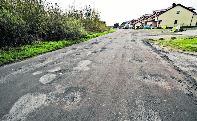 - Irlandzka to dziura na dziurze - kierowcy starają się je omijać i jeżdżą tuż przed ogrodzeniami posesji. Po deszczu w dziurach zbiera się woda, jak jest sucho - to się koszmarnie kurzy - komentowali mieszkańcy 