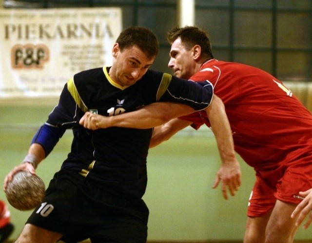 Paweł Świeca (z piłką) w meczu z Wisłą zdobył cztery bramki.