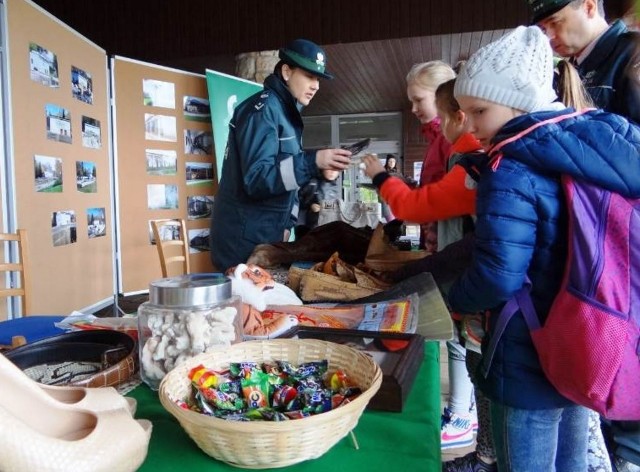 Stoisko Służby Celnej podczas dni otwartych Ogrodu Zoologicznego w Zamościu.