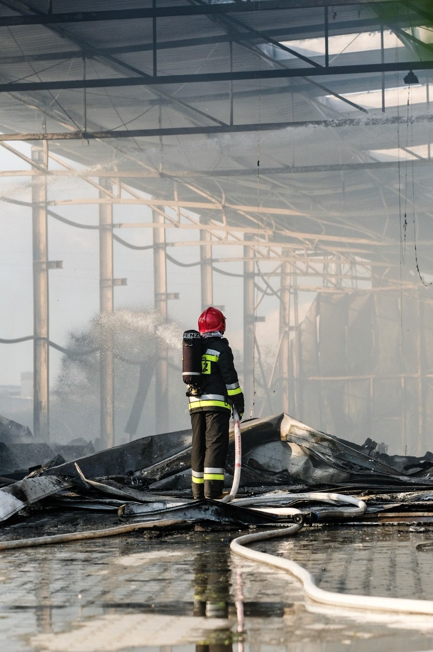 Zakrzewo: Ogromny pożar hali w stoczni produkującej jachty. Słup dymu widać z Poznania