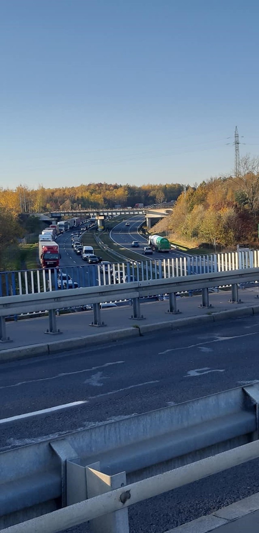 Autostrada A4 jest całkowicie zablokowana w obie strony po...