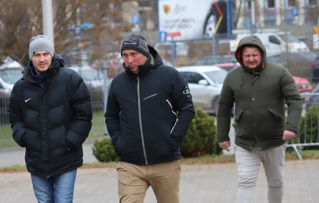 Mariusz Lewandowski (w środku) na meczu Korony z Lechią Gdańsk. Z lewej Krzysztof Kawałko, II trener, z prawej Jakub Studziński, trener bramkarzy.