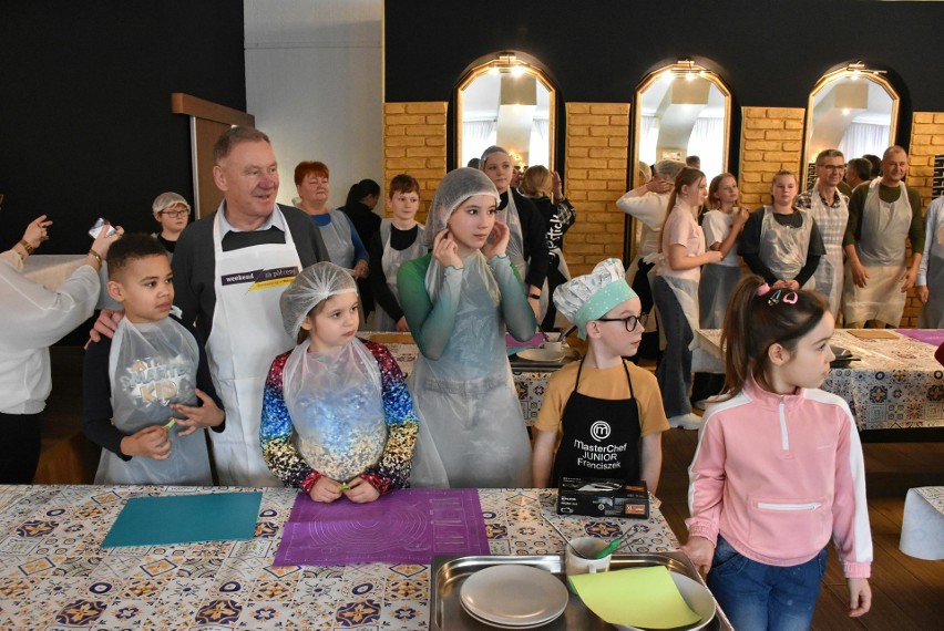 Włoscy żołnierze robili pizzę z dziećmi w Malborku. Cztery drużyny wzięły udział w zabawie kulinarnej