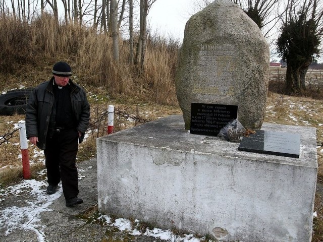 &#8211; W tym miejscu zginęli polscy żołnierze. To żałosne, że tuż przy obelisku, żeby w coś nie wdepnąć, trzeba uważnie patrzeć pod nogi &#8211; ubolewa ks. Marian Nohanowicz, proboszcz parafii w Konarzewie.