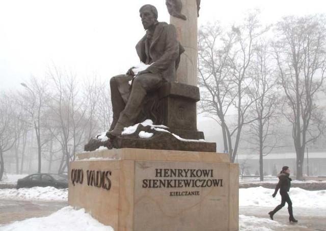 Pomnik Henryka Sienkiewicza na kieleckim deptaku został podpisany.