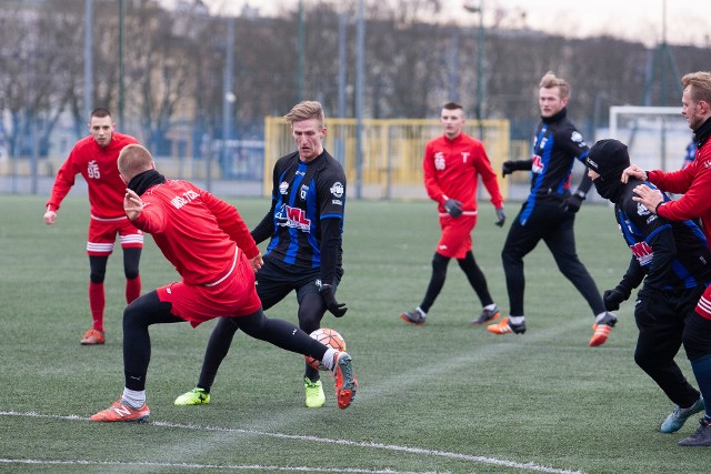 Zawisza Bydgoszcz rozegrał kolejny sparing w ramach przygotowań do rundy wiosennej. Niebiesko-czarni zremisowali z Wisłą Tczew 2:2. Oba gole dla Zawiszy strzelił Patryk Straszewski. Oto zdjęcia z tego meczu.