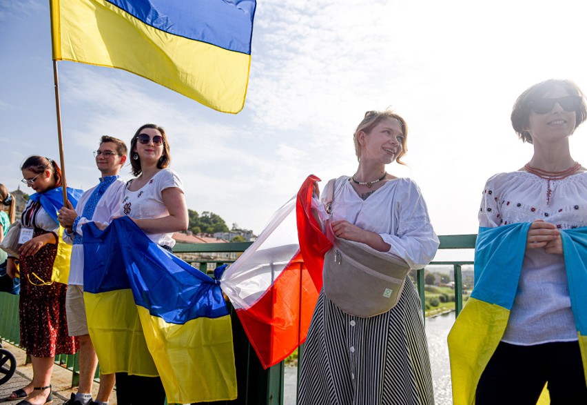 "Łańcuch wsparcia" w Przemyślu w Dzień Niepodległości Ukrainy. Pół roku temu Rosja napadła na naszego sąsiada [ZDJĘCIA]