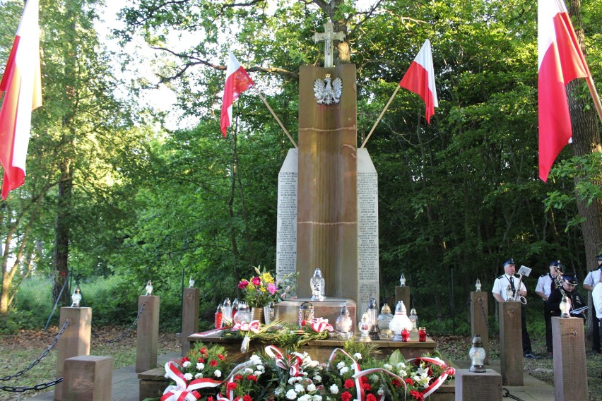 Obelisk upamiętniający pomordowanych w Nasiechowicach