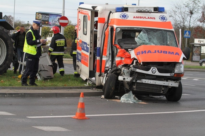 Wypadek na skrzyżowaniu Borowskiej i Armii Krajowej. Karetka...