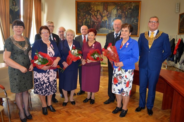 W żnińskim ratuszu cztery pary świętowały złote gody. Burmistrz Robert Luchowski, w imieniu prezydenta RP, wręczył im medale "Za długoletnie pożycie małżeńskie".