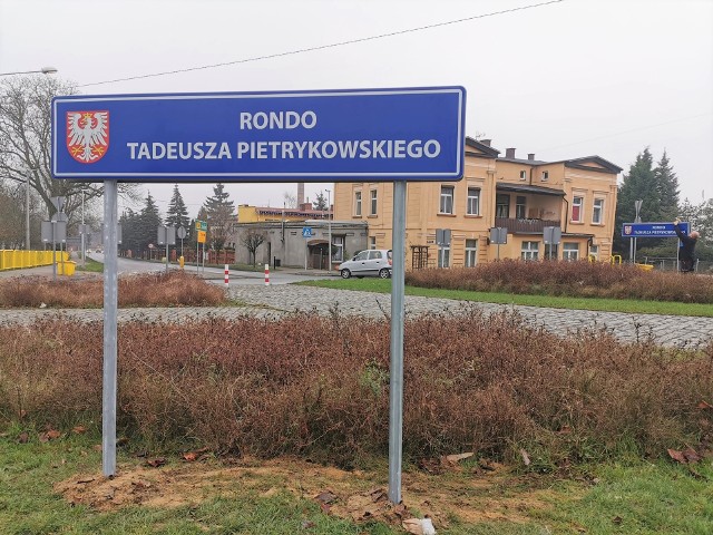 18 grudnia 2020 r. zamontowano na rondzie dwie dwustronne tablice z nazwą ronda