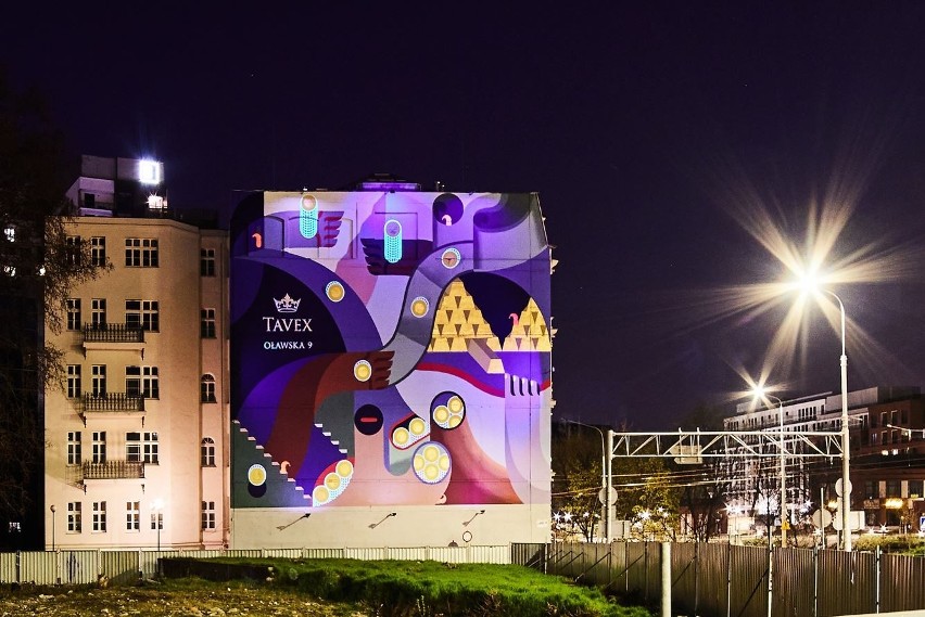 Fabryka złota na ścianie kamienicy. Nowy mural w centrum Wrocławia świeci nocą! [ZDJĘCIA]