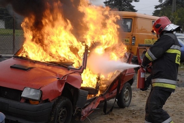 Słupscy strażacy pokazali jak zachować się w przypadku pożaru samochodu.
