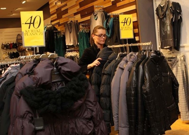 W salonie odzieżowym Top Secret obniżono ceny kurtek i płaszczy o 40 złotych.