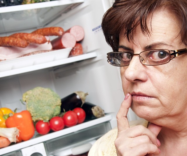 Polacy wyrzucają dużo jedzeniaZanim wyrzucisz jedzenie, upewnij się, czy faktycznie nie nadaje się ono do spożycia.