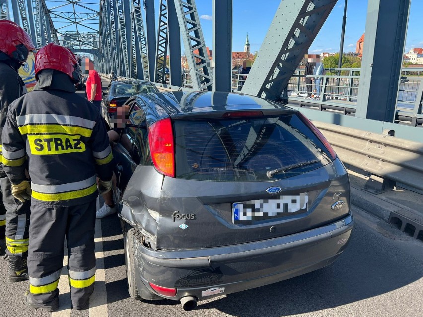 Zderzenie na moście Piłsudskiego w Toruniu. Jedna osoba trafiła do szpitala