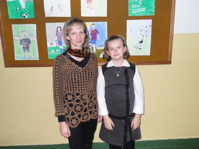 Nagrodzona uczennica Ola Prokopczyk wraz z nauczycielką Anną Kubicką.