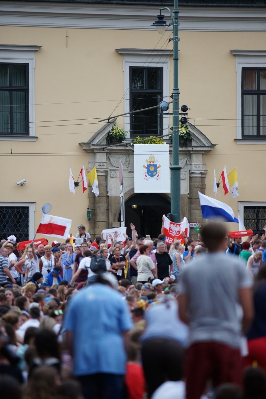 Papież w oknie: Proszę, dziękuję, przepraszam - kluczem do życia małżeńskiego