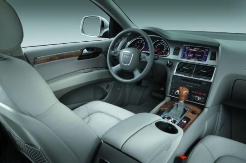 Fot. Audi: Wnętrze przypomina inne modele Audi. W Q7 jest...