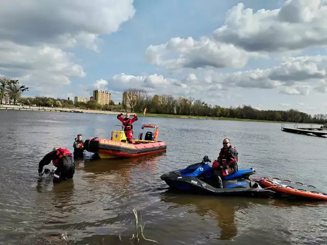 Na zalewie na Borkach wspólnie ćwiczyli ratownicy WOPR Radom i druhowie OSP Wieniawa.