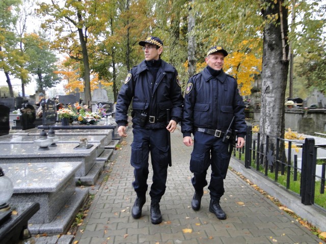 W środę radomscy strażnicy miejscy (od lewej) Szymon Nowakowski i Rafał Wojciechowski patrolowali cmentarz rzymskokatolicki przy ulicy Limanowskiego.
