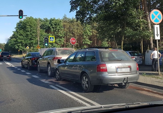 Do wypadku doszło w czwartek, 4 lipca, w Zielonej Górze Przylepie. Zderzyły się ford toyota, volkswagen i audi. Do wypadku doszło na pasie w kierunku centrum Zielonej Góry. Samochody zatrzymały się przed przejściem dla pieszych i wtedy kierujący audi uderzył w tył volkswagena. Pchnięty volkswagen wpadł na toyotę, która z kolei uderzyła w tył forda.Na miejsce przyjechały służby ratunkowe. Jedna osoba została zabrana do karetki. Policjanci z zielonogórskiej drogówki zajęli się wyjaśnianiem szczegółów zdarzenia.Zobacz też: Wypadek w Nowogrodzie Bobrzańskim. Sprawca uciekł