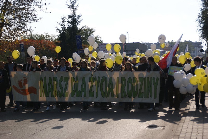 Marsz dla Życia w Mielcu. 2 tysiące osób przeszło ulicami miasta [ZDJĘCIA]