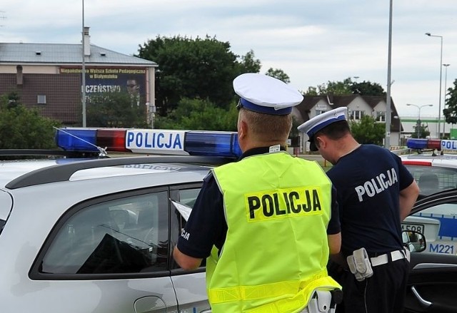 Gdy po kilkuset metrach mundurowi zatrzymali daewoo do kontroli, od razu rzuciło im się w oczy siedzące na tylnej kanapie dziecko.