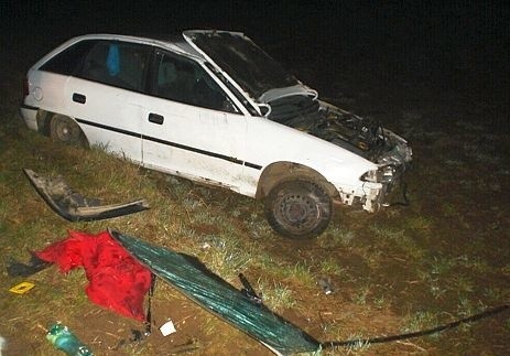 Tajemniczy wypadek: Opel na poboczu był poobijany (zdjęcia)