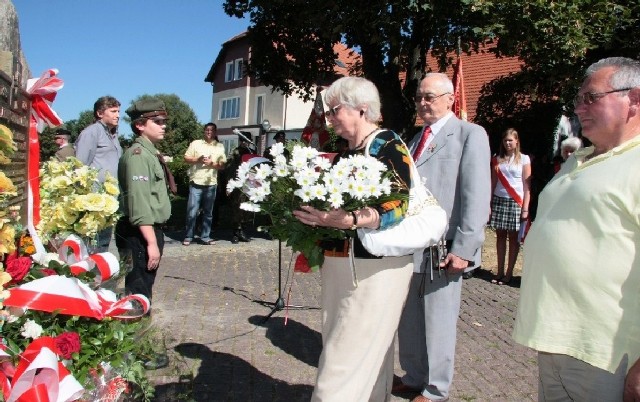 Wiązankę kwiatów złożyła przed pomnikiem m.in. delegacja miejscowego koła Związku Sybiraków: Jadwiga Nawrot, Jan Antonowicz i Henryk Korba.